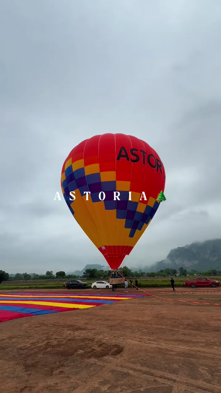 บอลลูนลายธงของ Astoria Airfield ลอยอยู่เหนือลานบิน มีแนวเขาในสายหมอกเป็นฉากหลัง