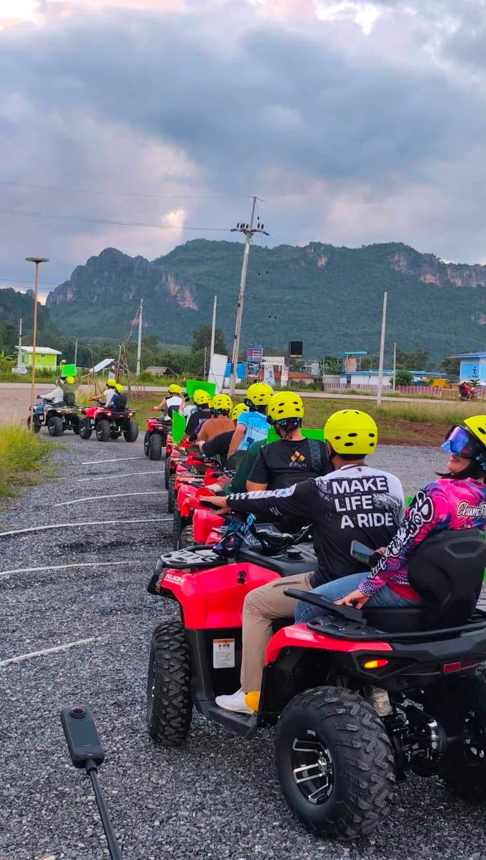 ขบวนรถ ATV เรียงยาวรอออกตัวในช่วงเย็น