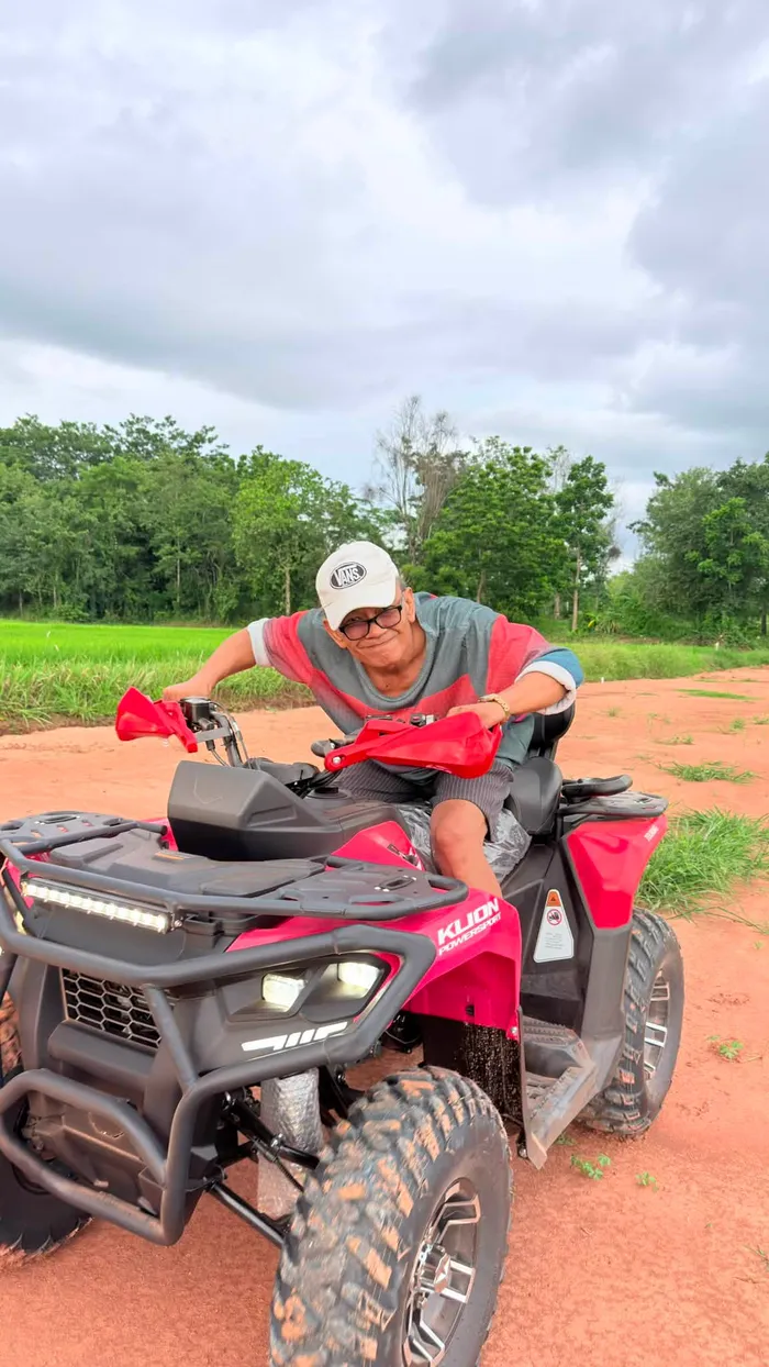 ลูกค้านั่งบนรถ ATV บนเส้นทางลูกรังกลางทุ่ง